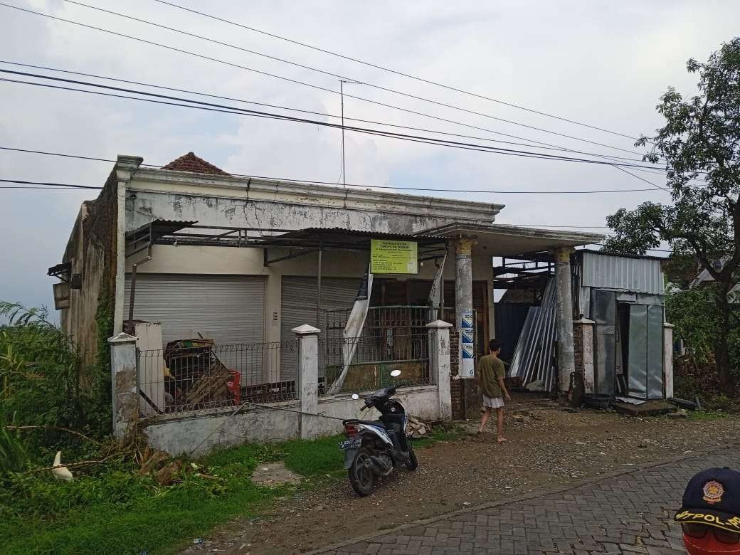 Rumah warga yang rusak karena dilanda angin kencang yang menyertai hujan di Lamongan (Foto :Istimewa)