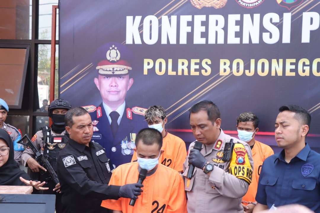 Kapolres Bojonegoro, AKBP Rogib Triyanto, memberikan keterangan pers kasus asusila di Mapolres Bojonegoro pada Kamis 7 Desember 2023. (Foto: dok. Polres Bojonegoro)