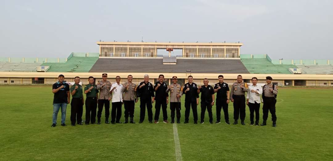 Tim Risk Assesment meninjau langsung kelayakan stadion Tuban Sport Center (Foto: Khoirul Huda/Ngopibareng.id)