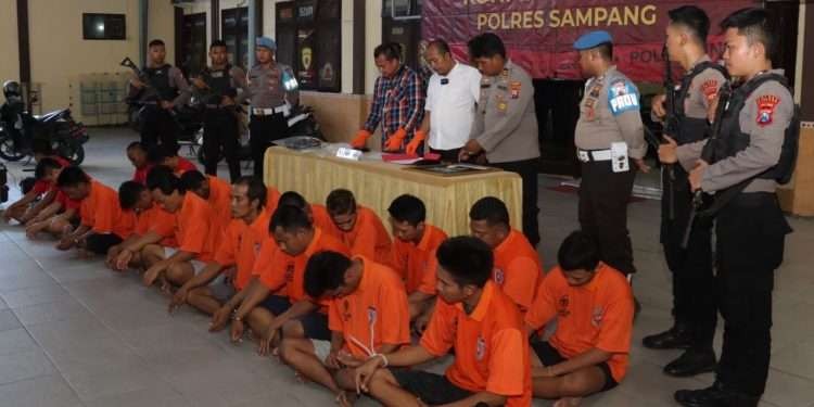 Kapolres Sampang AKBP AKBP Siswantoro, pengungkapan kasus narkoba selama bulan November, dengan 17 tersangka di markas Polres Sampang pada Selasa 5 Desember 2023.(Foto: dok. polres sampan)