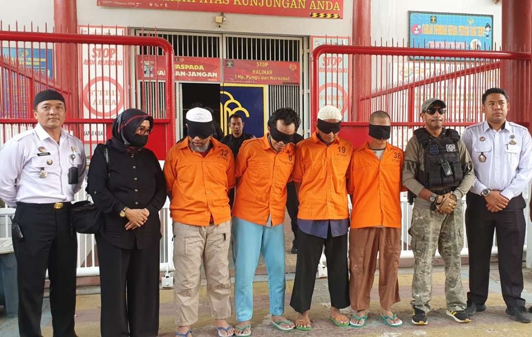 Para narapidana terorisme yang diterima Kanwil Kemenkumham Jatim, limpahan dari Rutan Cikeas, Bogor. (Foto: Humas Kanwil Kemenkumham Jatim)
