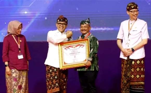 Bupati Situbondo Karna Suswandi menerima penghargaan Predikat A SAKIP 2023 dari MenPAN-RB Azwar Anas di Bali, Rabu 6 Desember 2023.(Foto: Dokumen KemenPAN-RB RI)