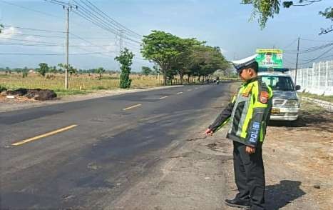 Anggota Satlantas Polres Situbondo menunjukan lokasi kecelakaan memakan korban jiwa seorang wartawan. (Foto: Satlantas Polres Situbondo)