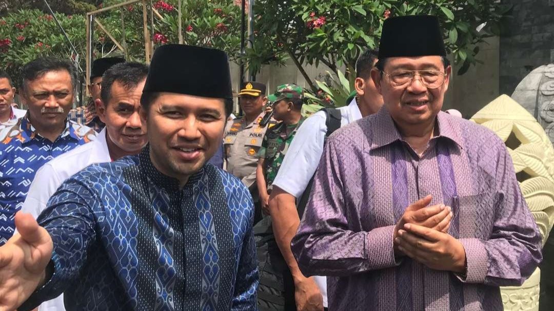 Wakil Gubernur Jawa Tengah, Emil Dardak (kiri) bersama SBY. (Foto: Choirul Anam/Ngopibareng.id)