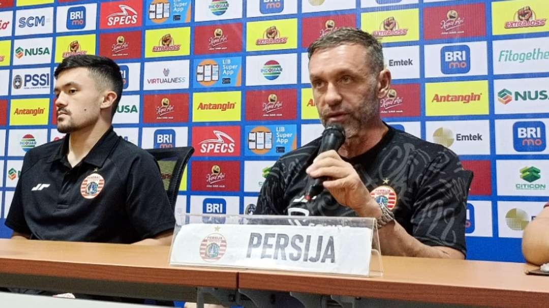 Pelatih Persija, Thomas Doll, dalam pre match press conference di Surabaya, Jumat 8 Desember 2023. (Foto: Istimewa)