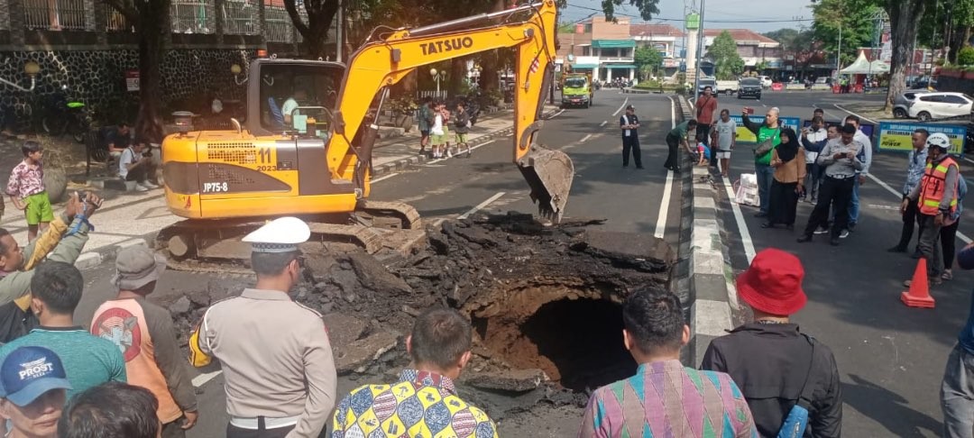 Lubang menganga di Jalan Bandung, Kota Malang (Foto: Lalu Theo/Ngopibareng.id)