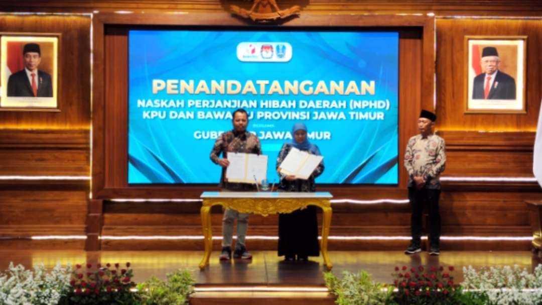 Gubernur Jatim, Khofifah Indar Parawansa usai penandatanganan NPHD bersama KPU Jatim dan Bawaslu Jatim, Surabaya, Kamis 7 Desember 2023. (Foto: Fariz Yarbo/Ngopibareng.id)