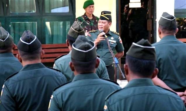 Kasdim 0822 Bondowoso, Mayor Inf Tanuri mengingatkan seluruh prajurit memahami betul buku saku netralitas TNI di Pemilu 2024. (Foto:Guido/Ngopibareng.id)