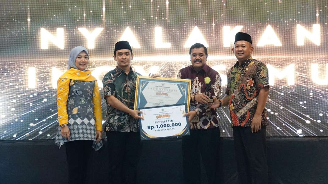 Wakil Walikota Pasuruan Adi Wibowo memberikan penghargaan kepada para inovator. Dia mengimbau agar seluruh unit pelayanan publik di Kota Pasuruan untuk tidak berhenti menyalakan semangat berinovasi dan melayani masyarakat. (Foto: Pemkot Pasuruan)