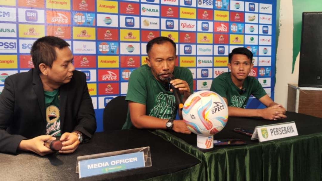 Pelatih Persebaya, Uston Nawawi saat memberikan keterangan dalam pre match press conference, Jumat 8 Desember 2023. (Foto: Fariz Yarbo/Ngopibareng.id)