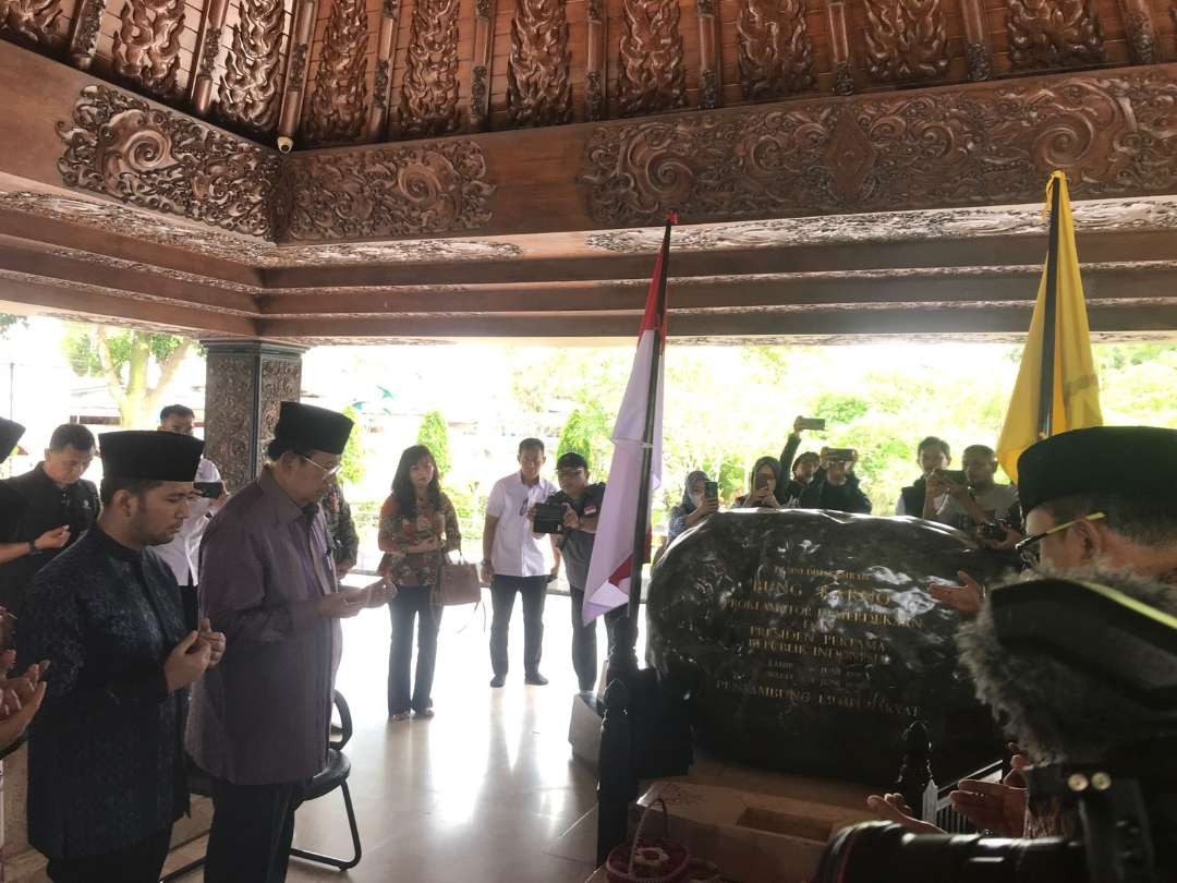 Susilo Bambang Yudhoyono bersama Emil Dardak, di makam Presiden RI Pertama, Soekarno, di Blitar. (Foto: Choirul Anam/Ngopibareng.id)