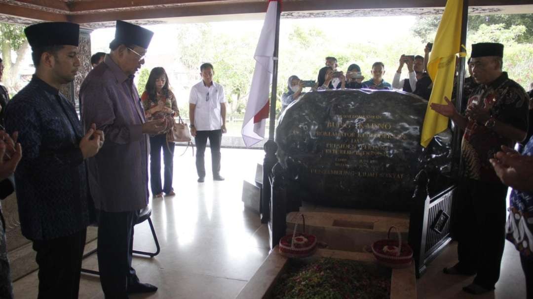 Ketua Majelis Tinggi Partai Demokrat, Susilo Bambang Yudhoyono (SBY) saat ziarah ke makam Presiden RI pertama, Soekarno, di KotabBlitar. (Foto: Istimewa)