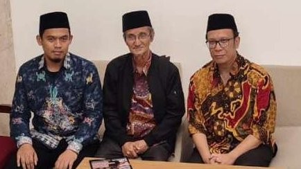 Ust Arrazy Hasyim dan KH Husein Muhammad, bersama Andy Hadiyanto dan Ustaz Ribath Musa Dzauqy. (Foto:hm/ngopibareng.id)