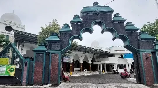 Masjid Rahmat, Kembangkuning Surabaya, menjadi sentral dakwah bagi masjid-masjid di kawasan Surabaya dan sekitarnya. (Foto: dok/ngopibareng.id)