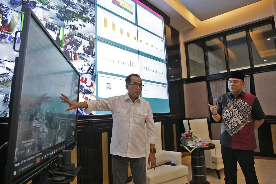 Menhub Budi Karya Sumadi bersama Walikota Surabaya, Eri Cahyadi, saat membahas transportasi listrik SRRL. (Foto: Humas Pemkot Surabaya)