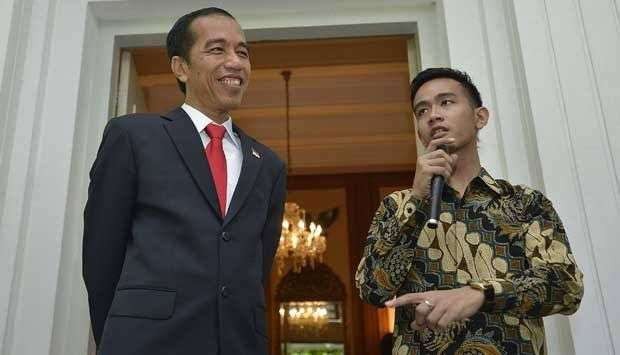 Presiden Jokowi dan putra sulungnya, Walikota Solo Gibran Rakabuming Raka, cawapres pendamping Prabowo Subianto. (Foto: Istimewa)