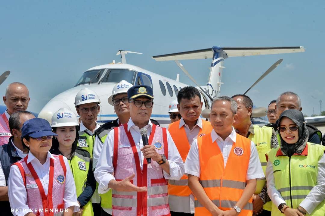 Menteri Perhubungan Budi Karya Sumadi saat meninjau kesiapan Bandara Internasional Dhoho Kediri pada Jumat 8 Desember 2023. (Foto: dok. kemenhub)