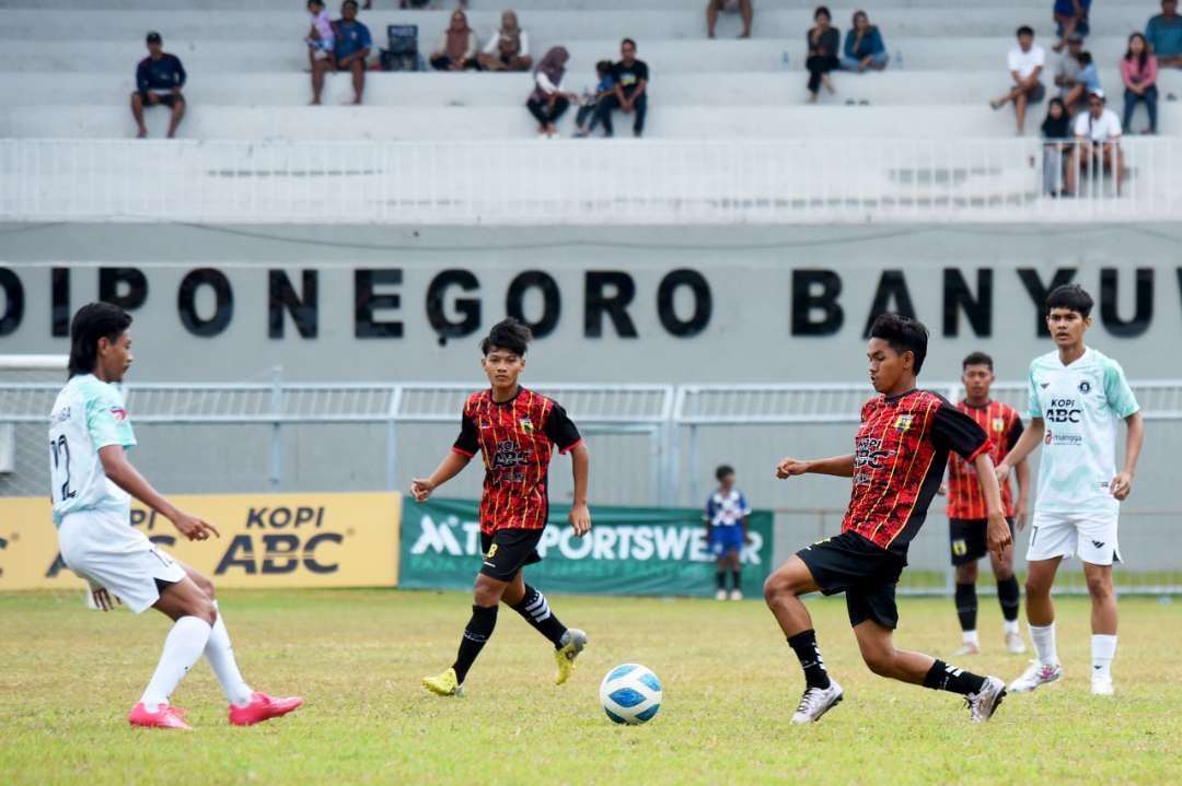 Laga Tim Banyuwangi Putra melawan Suryanaga Connection Surabaya di Stadion Diponegoro Banyuwangi (foto:istimewa)