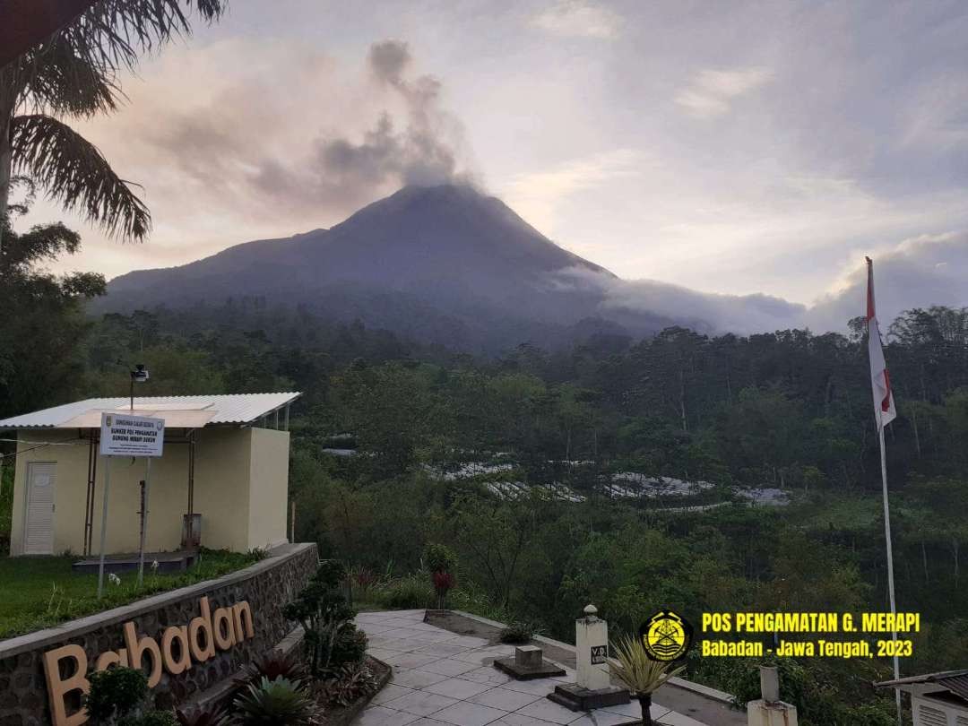 Gunung Merapi terpantau dari Babatan, Kabupaten Magelang, pada Minggu 10 Desember 2023. (Foto: magma.esdm)