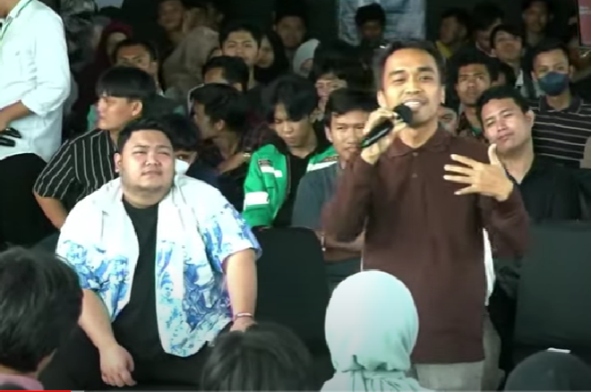 Komika Aulia Rachman saat tampil di acara Desak Anies di Lampung. (Foto: Tangkapan layar Youtube MetroTV)