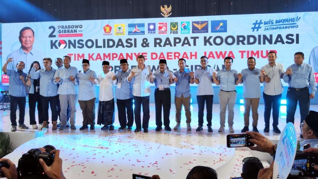 Sejumlah tokoh nasional dan daerah saat menghadiri konsolidasi dan rakorda TKD Jatim Prabowo-Gibran di Surabaya, Minggu 10 Desember 2023. (Foto: Fariz Yarbo/Ngopibareng.id)