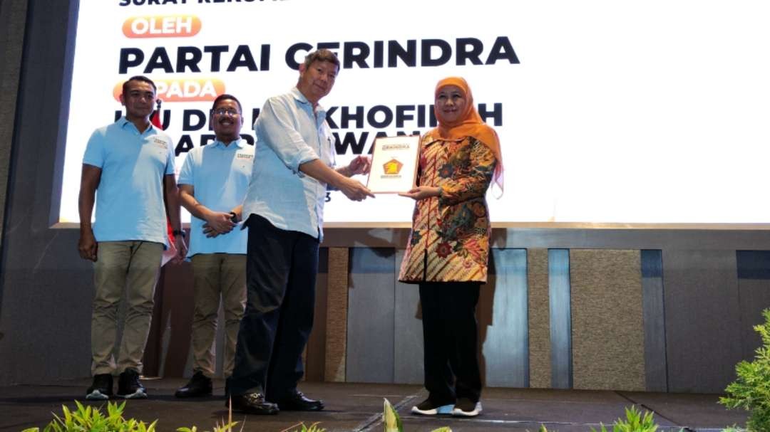 Gubernur Jatim, Khofifah Indar Parawansa (kanan) menerima rekomendasi dukungan dari Partai Gerindra. (Foto: Fariz Yarbo/Ngopibareng.id)