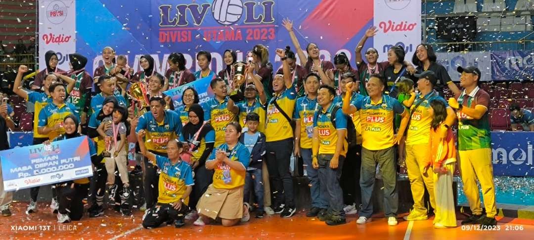 Selebrasi Tim Putri Petrokimia Gresik Juara Livoli Divisi Utama 2023 mengalahkan Tim Putri TNI AU dengan skor 3-0  (Foto: Fendi Lesmana/ngopibareng.id)