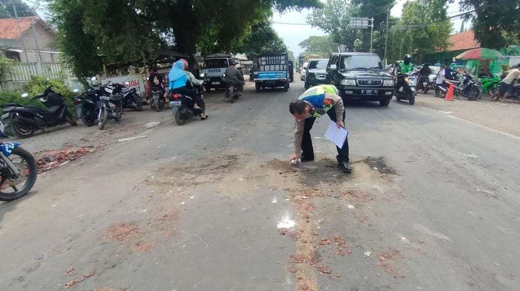 Pikap dan truk fuso bertabrakan di Jalan Raya, Paiton, Kabupaten Probolinggo. (Foto: Ikhsan Mahmudi/Ngopibareng.id)