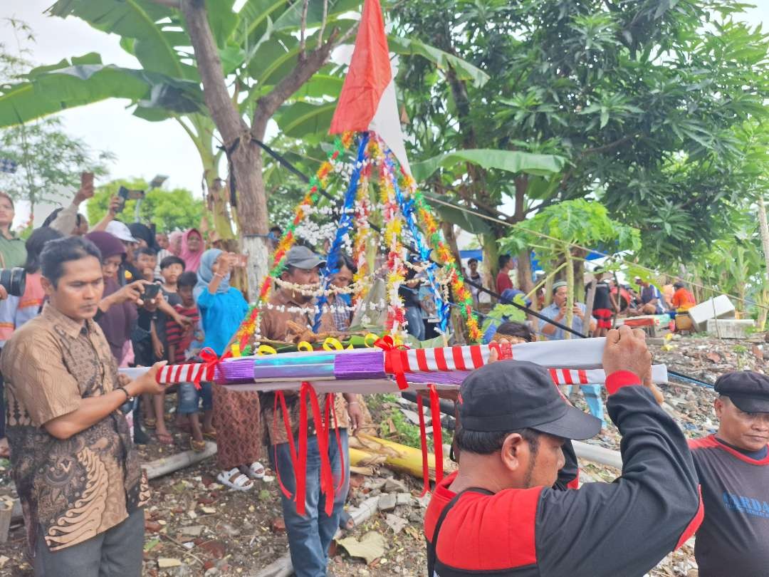 Sesajen yang akan dilarung oleh masyarakat yang tergabung dalam Paguyuban Warga Stren Kali Surabaya. (Foto: Julianus Palermo/Ngopibareng.id)