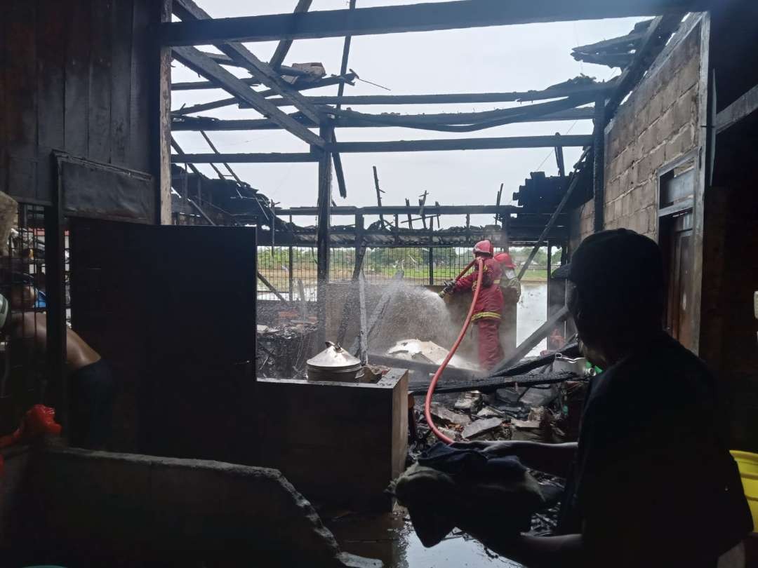 Rumah makan Klotok , Desa Banjarejo, di Kecamatan Padangan, Kabupaten Bojonegoro, terbakar pada Minggu 10 Desember 2023.(Foto: dok. damkar Bojonegoro)