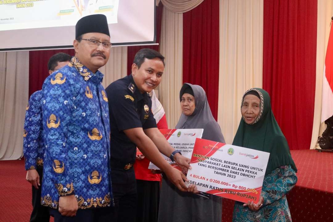 Pemberian bantuan diberikan langsung secara simbolis oleh Walikota Pasuruan, Saifullah Yusuf (Gus Ipul) di Gedung Gradika, Rabu 29 November 2023. (Foto: Pemkot Pasuruan)