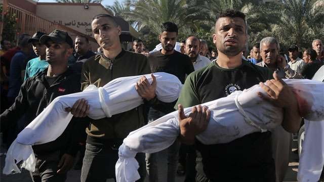 Dua jenazah anak-anak sedang diangkat ayah masing-masing untuk dimakamkan, Jumat lalu.  Sejak 7 Oktober lalu, tentara Israel sudah membunuh lebih dari 13.000 warga Palestina, termasuk lebih dari 5.500 anak-anak. (Foto:Ngopibareng.Id/Reuters)