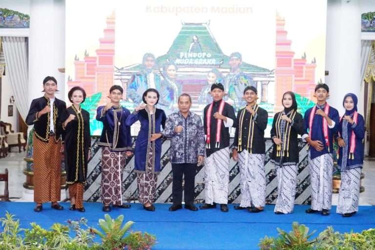 Penjabat (Pj.) Bupati Madiun Tontro Pahlawanto, bersama sejumlah model yang yang mengenakan pakaian adat dan khas Kabupaten Madiun. (Foto: dok. pemkab madiun)
