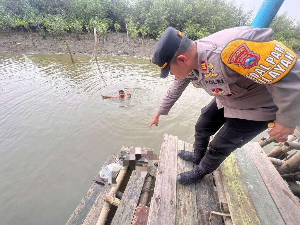 Polisi saat menemukan potongan payudara di rawa Romokalisari. (Foto: Dok Polrestabes Surabaya)