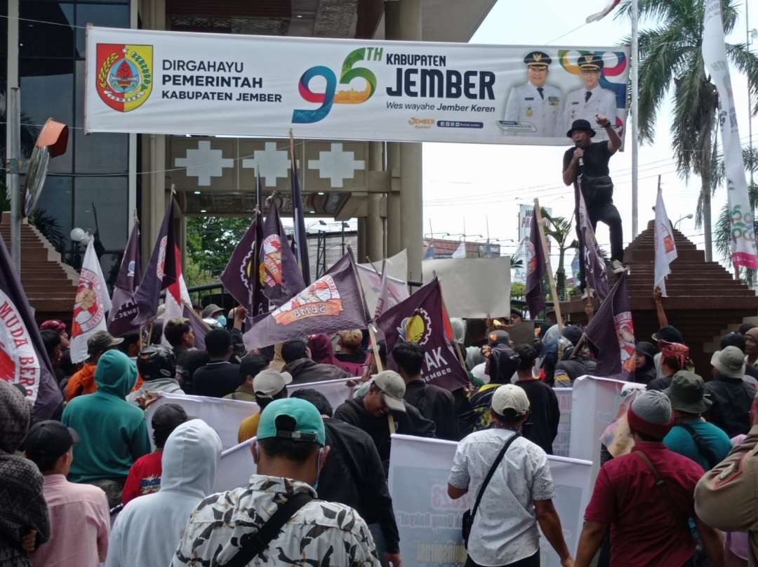 Puluhan warga Desa Puger Wetan, Kecamatan Puger saat berunjuk rasa di Gedung DPRD Jember (Foto: Rusdi/Ngopibareng.id)