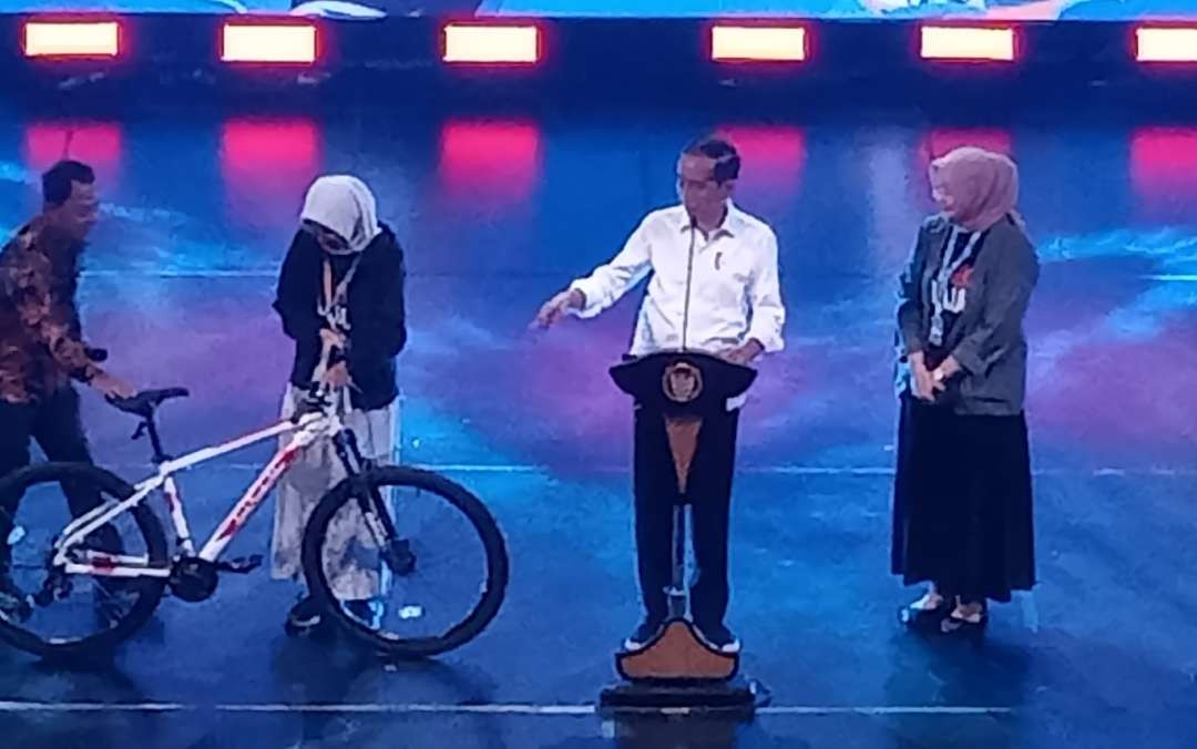 Presiden Jokowi memberi hadiah sepeda kepada Fadilah, siswa SMK Negeri I Jakarta (Foto: Asmanu Sudarso/Ngopibareng.id)