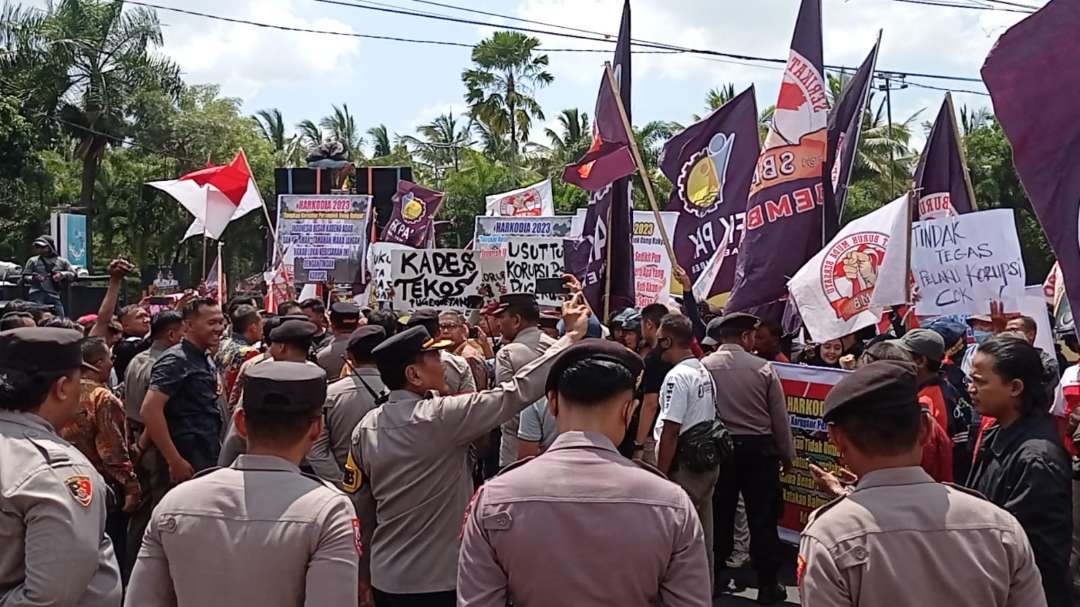 Puluhan warga Desa Puger Wetan, Kecamatan Puger, Jember melakukan unjuk rasa di depan Pendapa Bupati Jember (Foto: Rusdi/Ngopibareng.id)