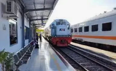 PT Kereta Api Indonesia (Persero) Daerah Operasi 8 Surabaya mengoperasikan kereta api, selama masa Natal dan Tahun Baru (Nataru) 2024. (Foto: Ngopibareng.id)