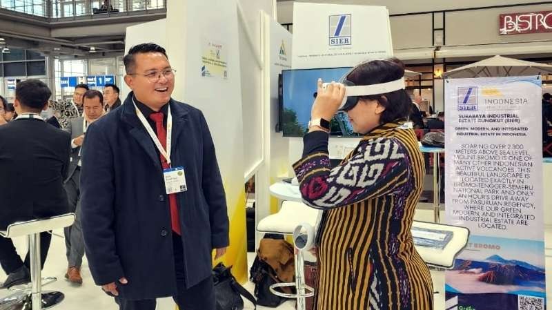 Dirut PT SIER, Didik Prasetyono saat menunjukkan inovasi AR/VR. (Foto: Istimewa)
