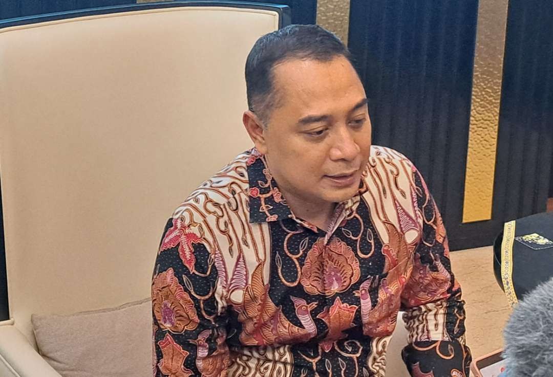 Walikota Surabaya, Eri Cahyadi saat ditemui di ruang kerjanya. (Foto: Pita Sari/Ngopibareng.id)
