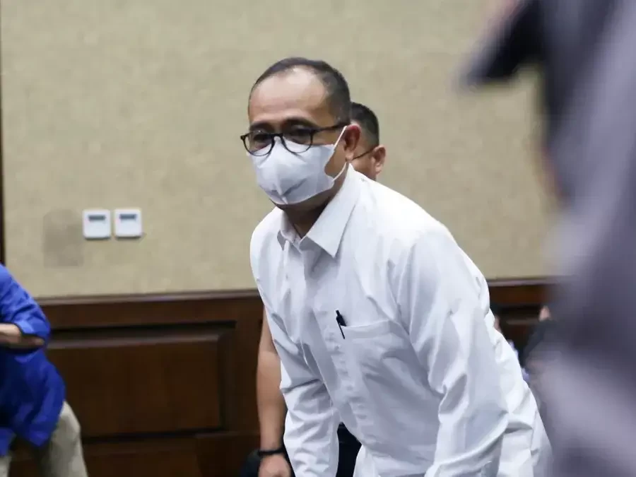 Terdakwa kasus gratifikasi dan pencucian uang, Rafael Alun Trisambodo, dituntut hukuman 14 tahun kurungan penjara. (Foto: Ant)