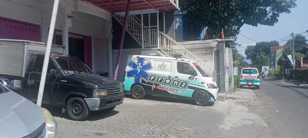 Mobil ambulans yang jadi sasaran aksi vandalisme di Kota Malang (Foto: Lalu Theo/Ngopibareng.id)
