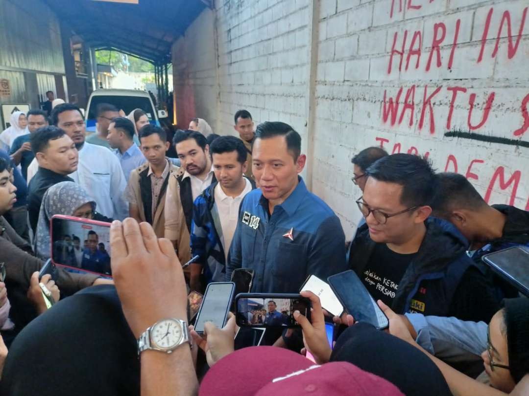 Ketua Umum Partai Demokrat, Agus Harimurti Yudhoyono, sesaat sesudah cangkrukan di Jokopi, Dinoyo. (Foto: Julianus Palermo/Ngopibareng.id)