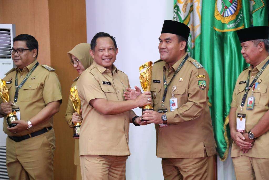 Bupati Blora Arief Rohman menerima penghargaan dari Mendagri Titi Karnavian. (Foto: Humas Pemkab Blora)