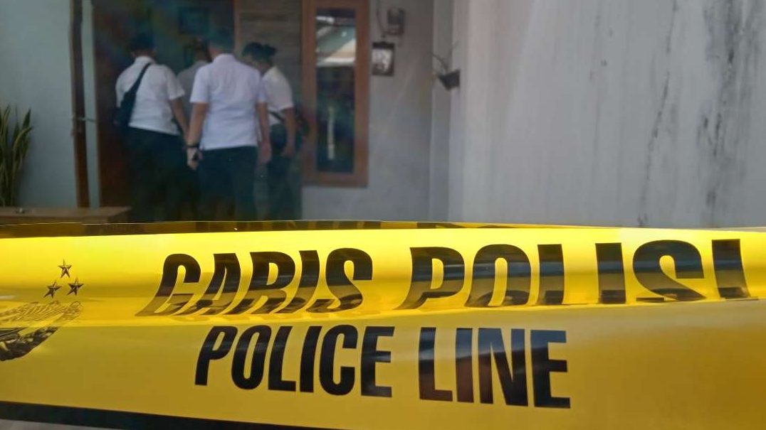 Kondisi rumah keluarga diduga bunuh diri bersama di Pakis, Malang. Lokasinya dipasang garis polisi. (Foto: Moh Badar Risqullah/Ngopibareng.id)