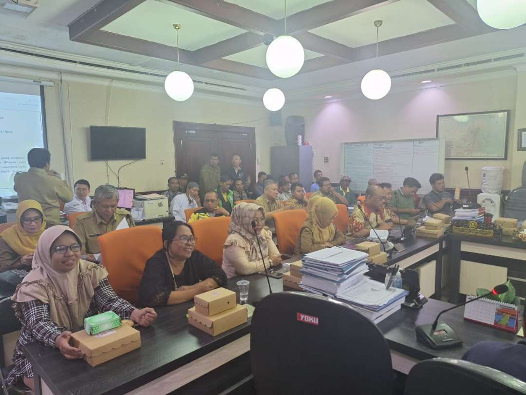 Rapat dengar pendapat Komisi C DPRD Kota Surabaya tentang keberatan token listrik non-subsidi warga Rumah Susun Sewa. (Foto: Julianus Palermo/Ngopibareng.id)