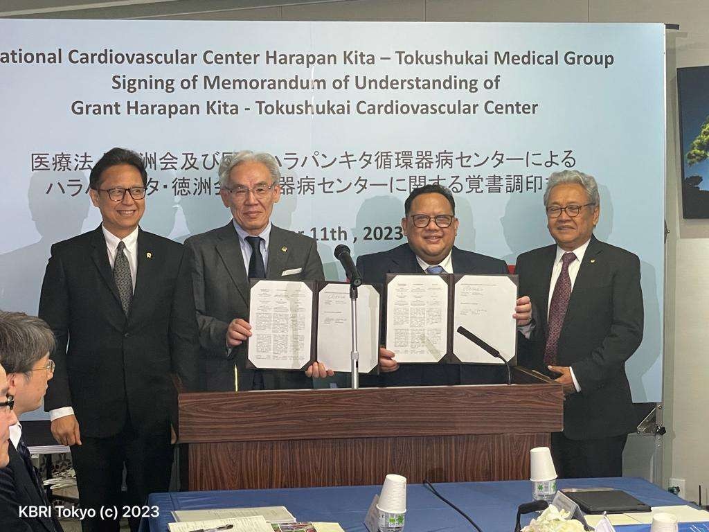 Dubes RI untuk Jepang Heri Akhmadi dan Menteri Kesehatan (Menkes) Budi Gunadi Sadikin saksikan penandatangan MoU Rumah Sakit Jantung dengan TMC. (Foto: Dok KBRI Tokyo)