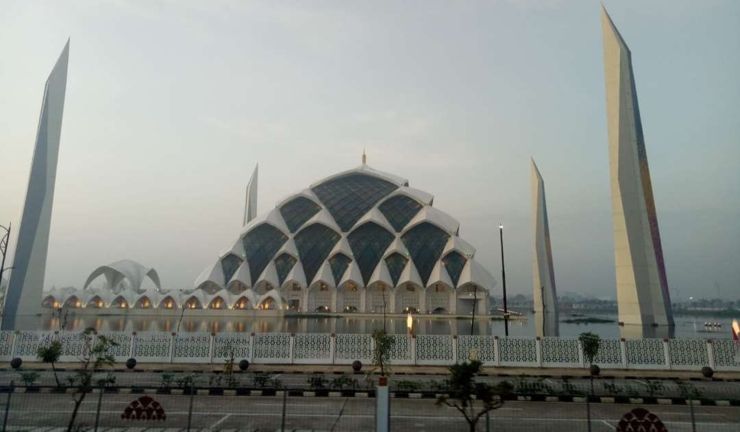 Masjid dengan keindahan arsitektur yang memikat. (Foto:dok/ngopibareng.id)