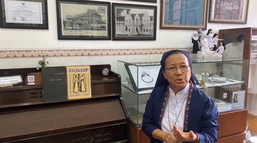 Pendiri Galeri Ursulin Malang, Suster Lucia Anggraini ketika menunjukkan koleksi dari galeri (Foto: Lalu Theo/Ngopibareng.id)