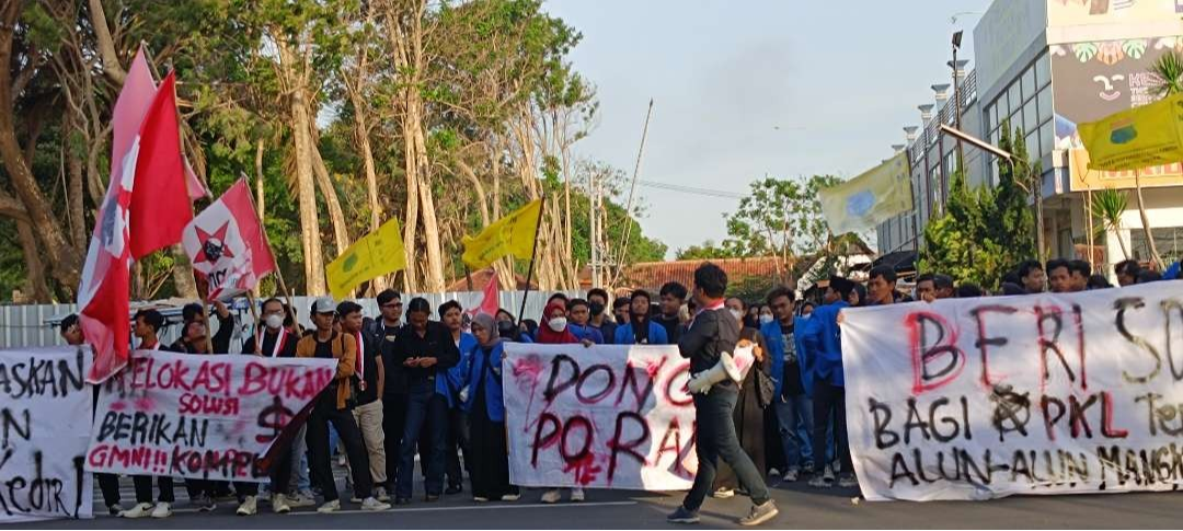 Gabungan dua organisasi mahasiswa yaitu Pergerakan Mahasiswa Islam Indonesia dan Gerakan Mahasiswa Nasional Indonesia turun ke jalan bela kepentingan PKL. (Foto: Fendi Lesmana/Ngopibareng.id)